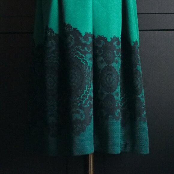 Roz & Ali | Beautiful Lace Print Sleeveless Box Pleat Dress - Picture 6 of 6